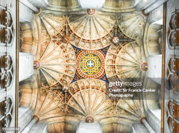 majestic tracery details on crossing ceiling with fan vaulting in canterbury cathedral in canterbury, kent, england, uk - tracery stockfoto's en -beelden