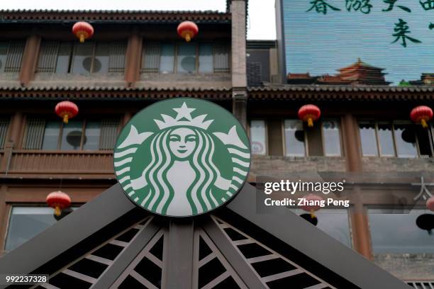 Starbucks coffee shop in Xi'an downtown. At the global investor conference first held in China on May 26, Starbucks announced to speed up the...