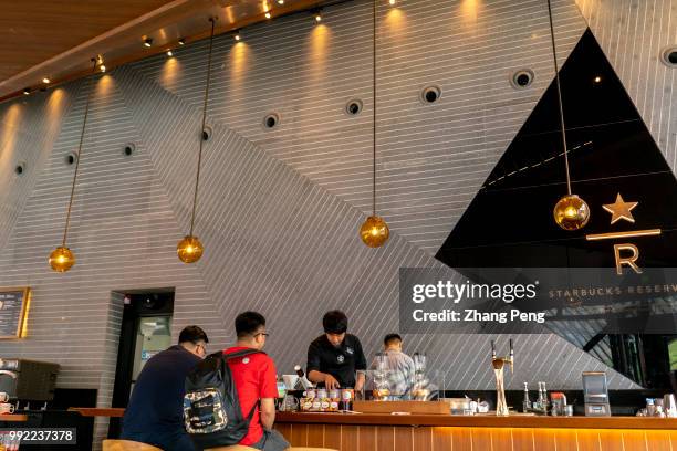 Chinese customers in a Starbucks reserve shop. At the global investor conference first held in China on May 26, Starbucks announced to speed up the...