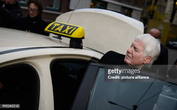 The former drugstore owner Anton Schlecker climbs into a taxi after the verdict at the regional court in Stuttgart, Germany, 27 November 2017. Photo:...