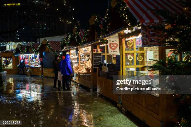 Visitors looking at the goods on sale at the Christmas market at Breitscheidplatz in Berlin, Germany, 27 November 2017. Photo: Gregor Fischer/dpa