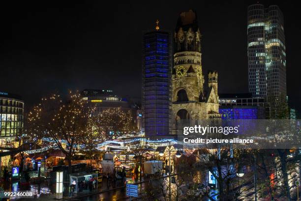 An overview of the Christmas market and the Kaiser Wilhelm Memorial Church at Breitscheidplatz square in Berlin, Germany, 27 November 2017. Photo:...