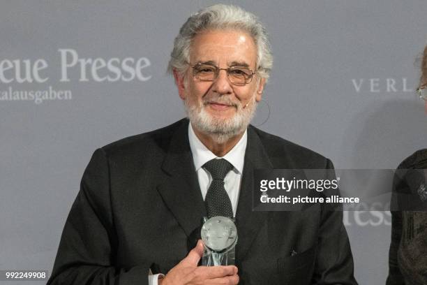 The Spanish opera singer Placido Domingo holds the 'Menschen-in-Europa-Kunst-Awards' of the publishing house Passau in his hands at the award...