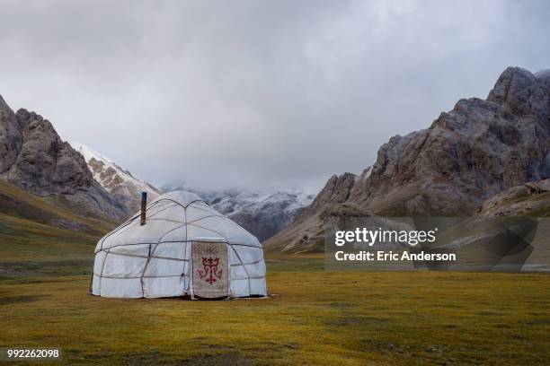 a yurt at chatyr kul - rundzelt stock-fotos und bilder