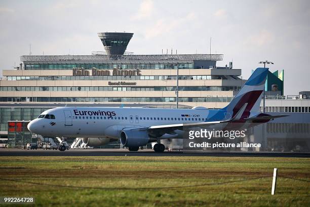 An Airbus A319 of the airline Eurowings is parked at the airport 'Koeln/Bonn' in Cologne, Germany, 29 November 2017. Photo: Oliver Berg/dpa