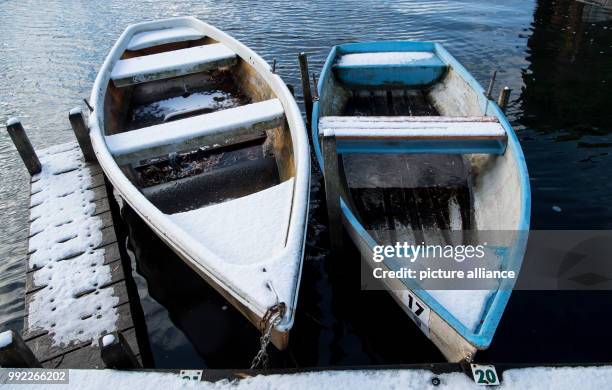 Rowboats lying at anchor along the shore of the Staffel lake in Seehausen, Germany, 30 November 2017. Photo: Sven Hoppe/dpa