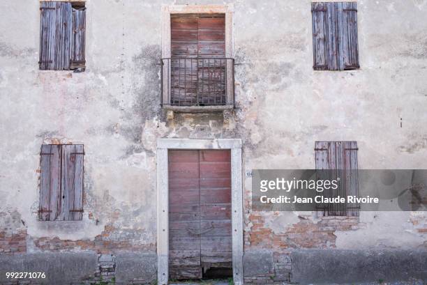 old house in italie - italie foto e immagini stock