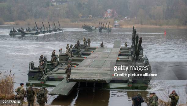 German and British soldiers setting up a bridge over the river Elbe with use of M3 Amphibious rigs in Artlenburg, Germany, 30 November 2017. Several...