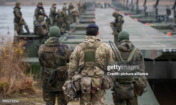 German and British soldiers set up a pontoon bridge over the river Elbe with use of M3 Amphibious rigs in Artlenburg, Germany, 30 November 2017....