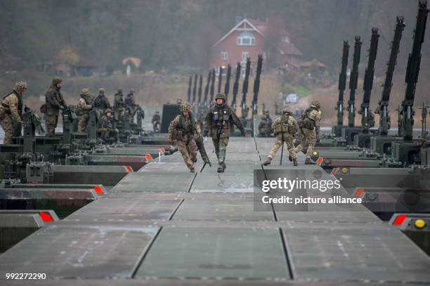 German and British soldiers set up a pontoon bridge over the river Elbe with use of M3 Amphibious rigs in Artlenburg, Germany, 30 November 2017....