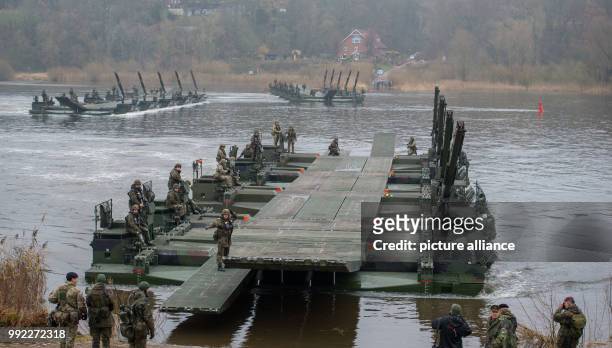 German and British soldiers set up a pontoon bridge over the river Elbe with use of M3 Amphibious rigs in Artlenburg, Germany, 30 November 2017....