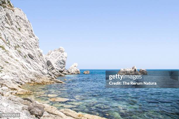 spiaggia le due sorelle, riviera del conero, italy - spiaggia stock pictures, royalty-free photos & images