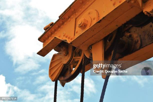 hoist crane with moving cable - jib stockfoto's en -beelden