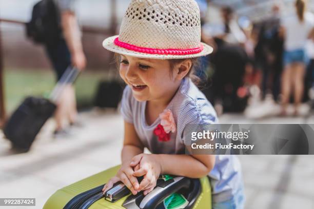 leende barn med en hatt och en kistan som väntar i linje - penningkista bildbanksfoton och bilder