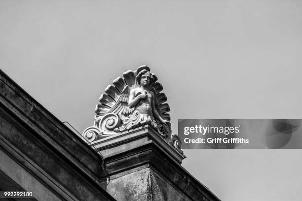 urban guardian angel - anjo da guarda imagens e fotografias de stock