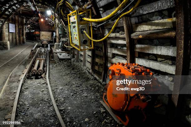 steenkool mijnen ondergrondse gang met stalen steunregeling en elektrische apparatuur - katowice coal stockfoto's en -beelden