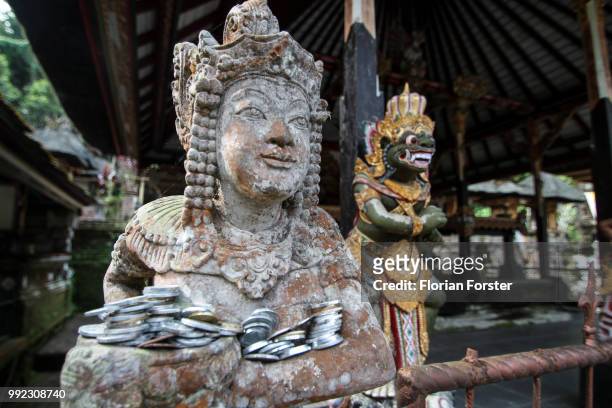 statue in the tirta empul temple in bali - tirta empul temple stock pictures, royalty-free photos & images