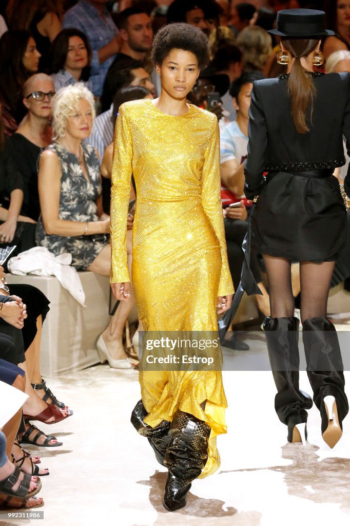 Alexandre Vauthier : Runway - Paris Fashion Week - Haute Couture Fall Winter 2018/2019