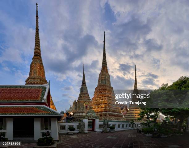 wat pho or wat phra chettuphon wimonmangkhlaram ratchaworamahawihan.the place has a beautiful gold buddha statue,the reclining buddha at  in bangkok, thailand - achterover leunen stockfoto's en -beelden