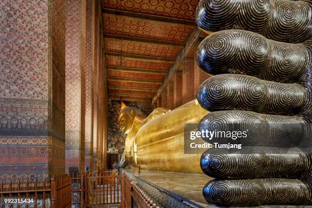 beautiful gold buddha statue the reclining buddha at wat pho or wat phra chettuphon wimonmangkhlaram ratchaworamahawihan in bangkok, thailand - foot worship 個照片及圖片檔