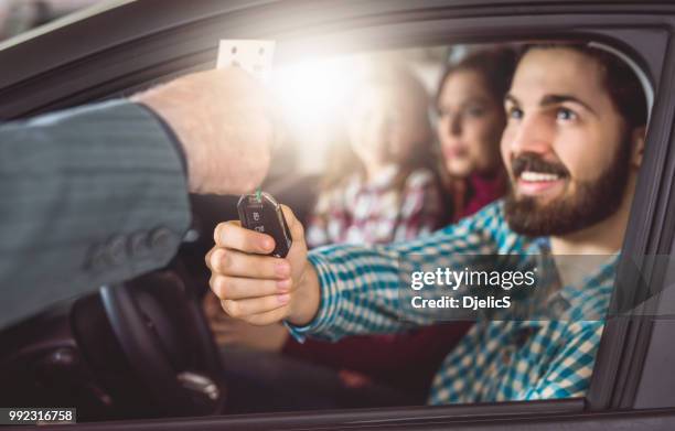 gelukkig vader kopen een nieuwe auto. - vehicle key stockfoto's en -beelden