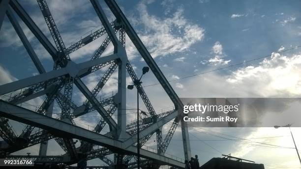 the howrah bridge in calculta.. the many  signs of british raj that still evokes nostalgia in bengal - howrah bridge stock pictures, royalty-free photos & images