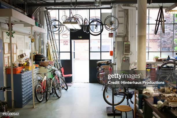 interior shot of bike workshop - magasin de sport photos et images de collection