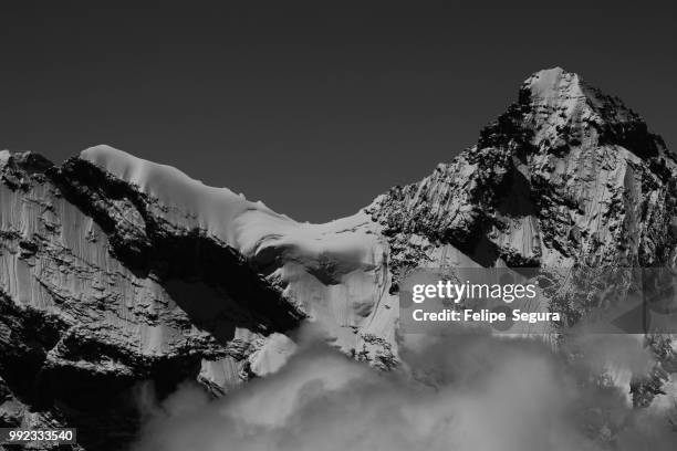 entre la neige - neige fotografías e imágenes de stock