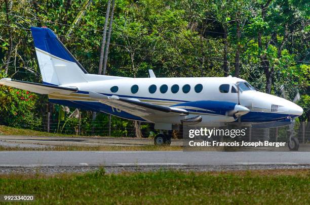 beechcraft king air b-100 - beechcraft stock pictures, royalty-free photos & images