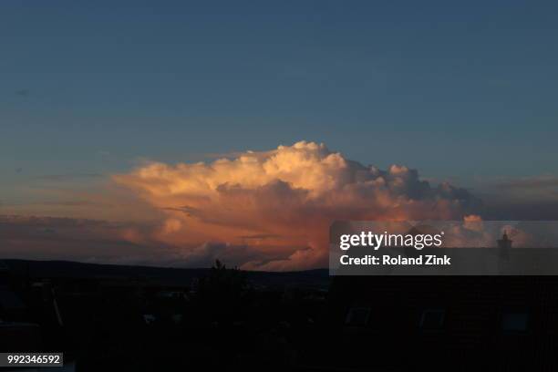 sonnenuntergang mit wolken - wolken stock pictures, royalty-free photos & images