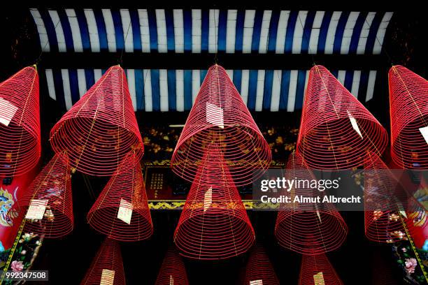 incense spirals in the assembly hall - incense coils 個照片及圖片檔