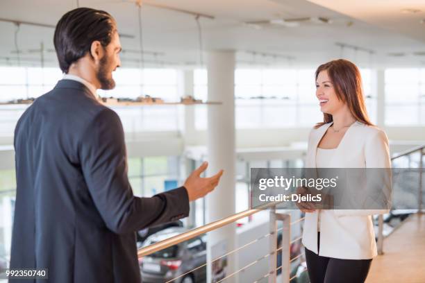 gelukkig jonge verkoopster praten met haar cliënt. - s happy days stockfoto's en -beelden