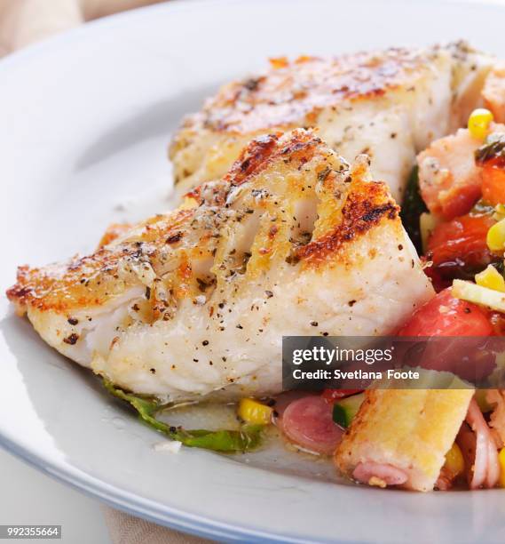 mahi mahi fillets with salad - mahi 個照片及圖片檔