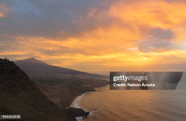 fuego en el cielo del 1 de octubre - cielo stock pictures, royalty-free photos & images