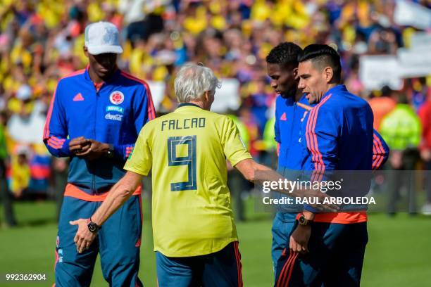 Colombia's national football team coach, Argentinian Jose Pekerman speaks with players Radamel Falcao and Yerry Mina during their welcoming ceremony...
