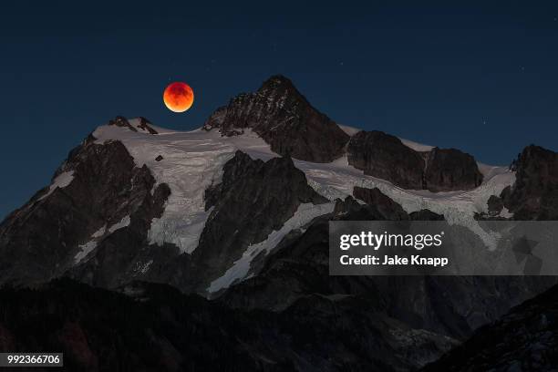 mt. shuksan blood moon - mt shuksan stock pictures, royalty-free photos & images