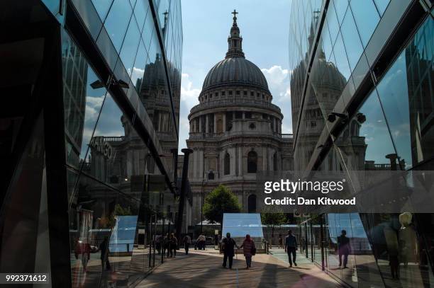 Members of the public was near St Paul's Cathedral on July 5, 2018 in London, England. A prolonged heatwave continues to grip much of the country,...