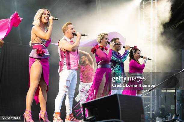 Tozer Steps Singer Steps Band Photos and Premium High Res Pictures - Getty Images