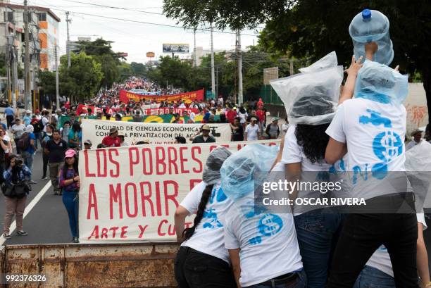 Hundreds of Salvadorans march during a protest against a water privatization bill under consideration of lawmakers in San Salvador, on July 5, 2018.