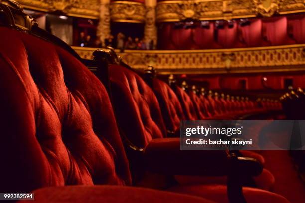 waiting the show - opéra photos et images de collection