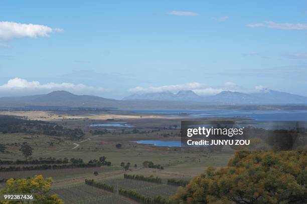 way to the freycinet national park - freycinet stock-fotos und bilder