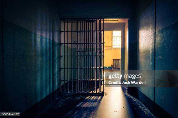 sunlight into solitary - cellule de prison photos et images de collection