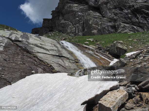 upper paione lake (lago del paione superiore - lepontinische alpen stock-fotos und bilder