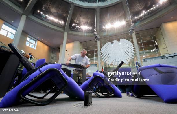 Dpatop - The plenary hall of the German parliament will be reconstructed for the inaugural meeting on the 24th of October 2017. With the parties FDP...