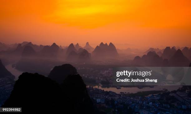 sunrise in yangshuo-china - yangshuo stock-fotos und bilder