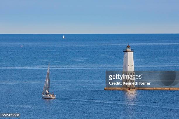 frankfort lighthouse and sailboats - frankfort foto e immagini stock