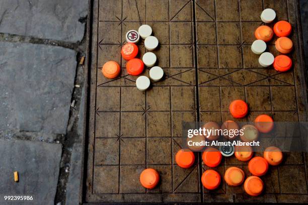 gambling table on the street - gambling table 個照片及圖片檔