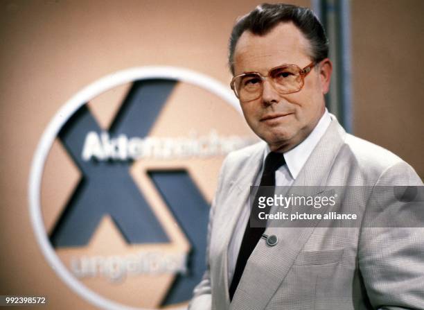 Eduard Zimmermann presents an episode of the interactive German TV crime show 'Case Number XY . Unsolved' in a TV studio in Mainz, Germany, 31 August...