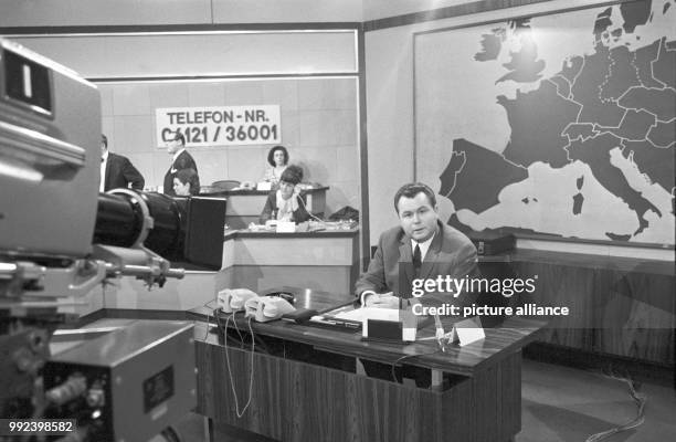 Eduard Zimmermann presents an episode of the interactive German TV crime show 'Case Number XY . Unsolved' in Wiesbaden, Germany, 1 April 1970. Photo:...