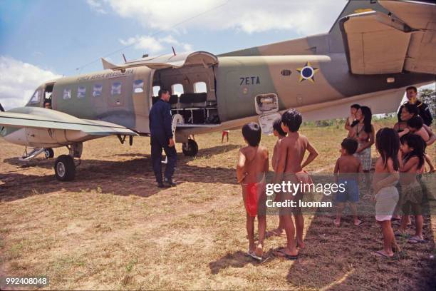 children indian watch a military plane - avião bimotor imagens e fotografias de stock
